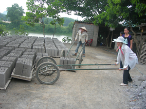 Người dân xã Khoan Dụ (Lạc Thủy) không ngừng phát triển các ngành nghề TTCN, dịch vụ để tăng nguồn thu nhập.